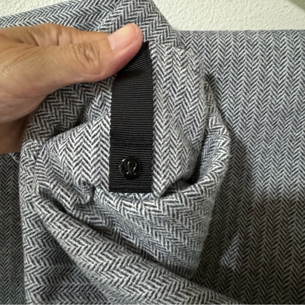 Lululemon Vinyasa Black White Herringbone Infinity Scarf Wrap Snaps One Size